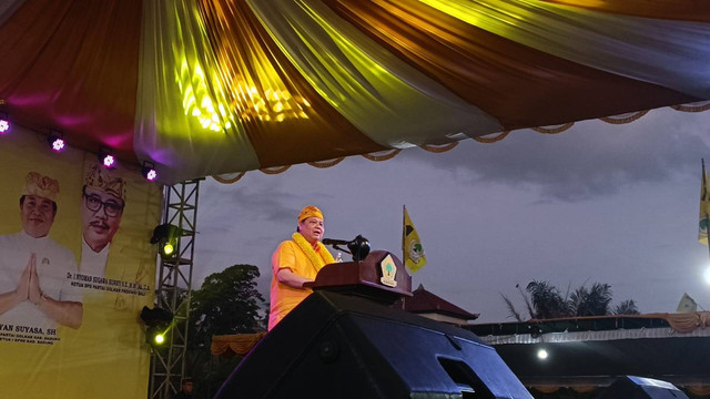 Ketua Umum Partai Golkar Airlangga Hartarto saat memberi arahan Pemilu 2024 kepada kader di Lapangan Pratu Pekak Rawiq, Desa Penarungan, Kecamatan Mengwi, Kabupaten Badung, Bali, Sabtu (13/1). Foto: Matondang/Kumparan