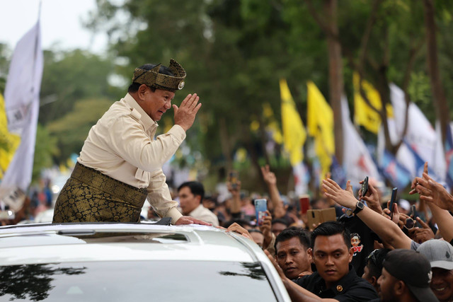 Calon Presiden nomor urut 2, Prabowo Subianto nyapa masyarakat Medan yang terdiri dari berbagai profesi seperti nelayan, penarik becak motor hingga petani di Resto Kembang, Medan, Sumatra Utara, Sabtu (13/1/2024) siang. Foto: Dok. Istimewa