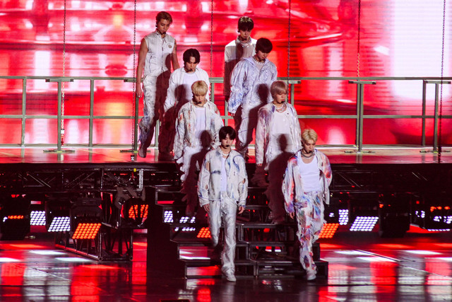 Personel grup musik Neo Culture Technology (NCT) 127 beraksi di atas panggung saat konser di Indonesia Arena, Jakarta, Sabtu (13/1/2024). Foto: ANTARA FOTO/Sulthony Hasanuddin