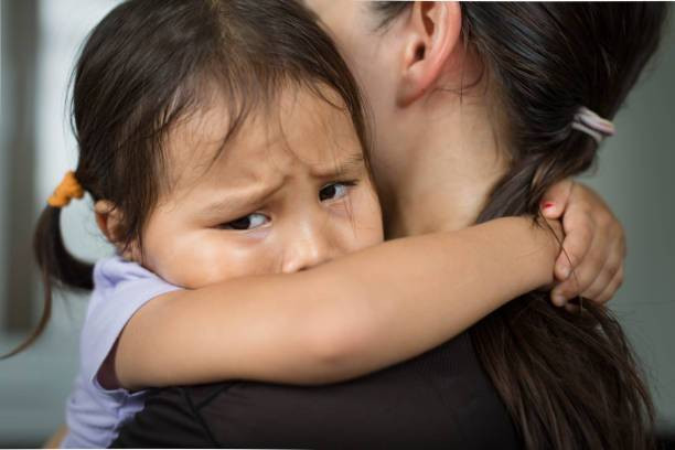 Ilustrasi separation anxiety pada anak (sumber: www.istockphoto.com)