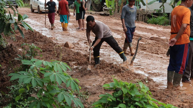 Kapolres Sekadau, AKBP I Nyoman Sudama, turun langsung kerja bakti bersama warga memperbaiki jalan rusak di Dusun Lamau. Foto: Dok. Polres Sekadau