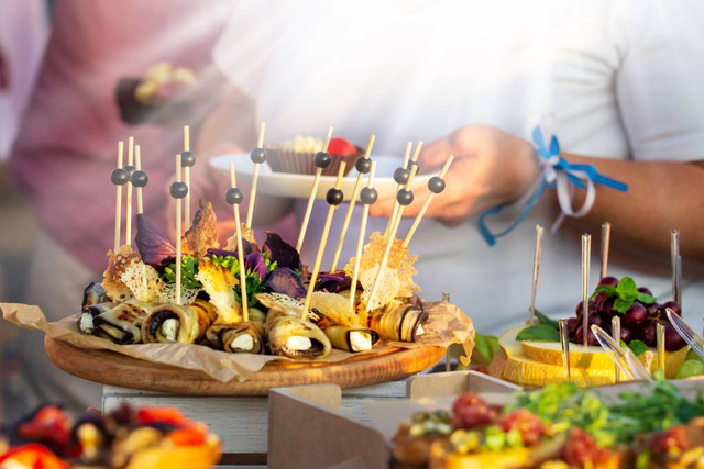 Ilustrasi makanan di restoran all you can eat. Foto: Scherbinator/Shutterstock