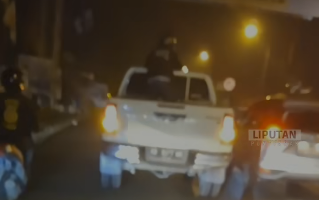 Aksi kejar-kejaran pemotor dan mobil di Pontianak diduga jambret. Foto: Instagram @liputanpontianak