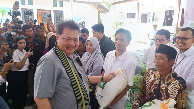 Menko Perekonomian Airlangga Hartarto memberikan bantuan pangan ke warga di Mandalika, Lombok, Minggu (14/1/2024). Foto: Annisa Thahira Madina/kumparan