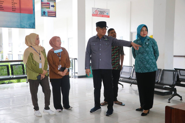 Pj Gubernur Kalbar menunjungi Puskesmas Teluk Batang. Foto: Dok. Adpim Pemprov Kalbar