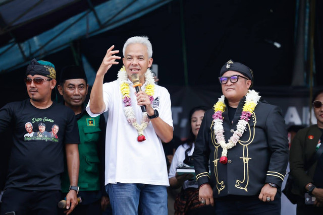 Capres nomor urut 03 Ganjar Pranowo mengikuti panen raya bandeng di Desa Tanjung Pakis, Pakis Jaya, Karawang, pada Minggu (14/1/2024). Foto: Dok. Istimewa