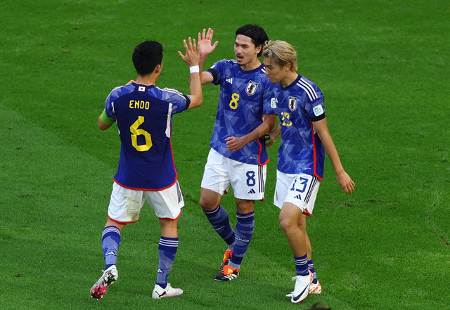 Pemain Jepang Takumi Minamino merayakan gol keduanya bersama Wataru Endo dan Keito Nakamura saat pertandingan Piala Asia AFC di Stadion Al Thumama, Doha, Qatar. Foto: Molly Darlington/Reuters