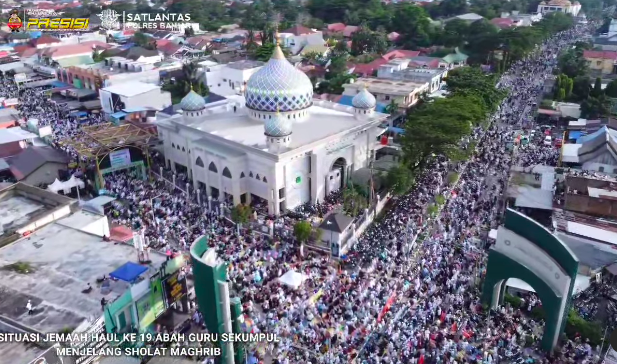 Situasi jemaah Haul ke-19 Abah Guru Sekumpul menjelang salat Magrib, Minggu (14/1/2024). Foto: Dok Polres Banjar