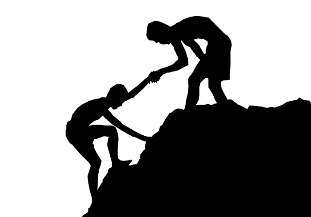 Ilustrasi contoh penerapan nilai kemanusiaan dalam kehidupan sehari-hari. Sumber foto: pixabay/ Tumisu