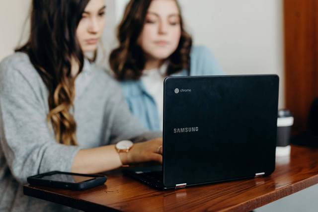 Ilustrasi cara mematikan Chromebook dengan keyboard. Foto: unsplash
