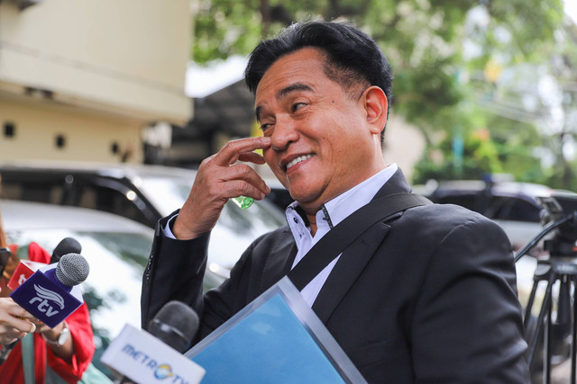 Pakar hukum tata negara Yusril Ihza Mahendra tiba di Polda Metro Jaya, Jakarta, Senin (15/1).  Foto: Iqbal Firdaus/kumparan