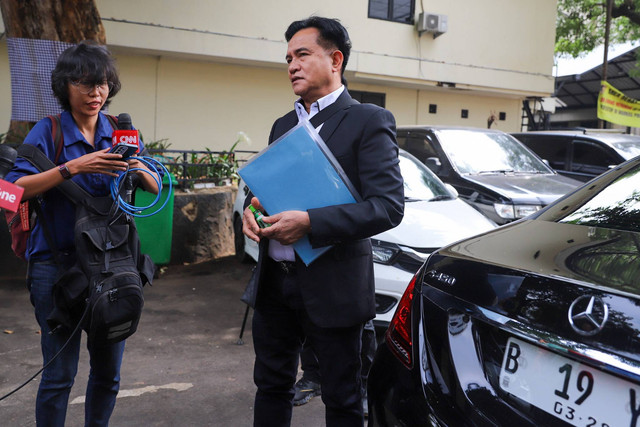 Pakar hukum tata negara Yusril Ihza Mahendra tiba di Polda Metro Jaya, Jakarta, Senin (15/1).  Foto: Iqbal Firdaus/kumparan