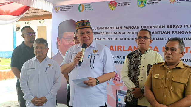 Menko Perekonomian Airlangga Hartarto dalam kegiatan pembagian bantuan pangan di Gudang Bulog, Labuan Bajo, Manggarai Barat, NTT, Senin (15/1). Foto: Fadlan Nuril Fahmi/kumparan
