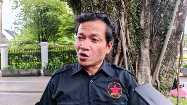 Direktur Eksekutif Amnesty Internasional Usman Hamid ditemui di Yogyakarta, Senin (15/1). Foto: Arfiansyah Panji/kumparan