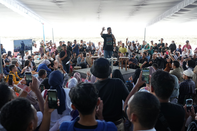 Capres nomor urut 01 dalam acara Desak Anies di Pantai Beby, Maluku Tengah, Ambon, Senin (15/1/2024). Foto: Dok. Istimewa