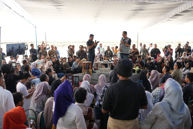 Capres 01, Anies Baswedan menghadiri acara Desak Anies di Pantai Beby, Maluku Tengah, Ambon, Maluku, Senin (15/1). Foto: Dok. Istimewa