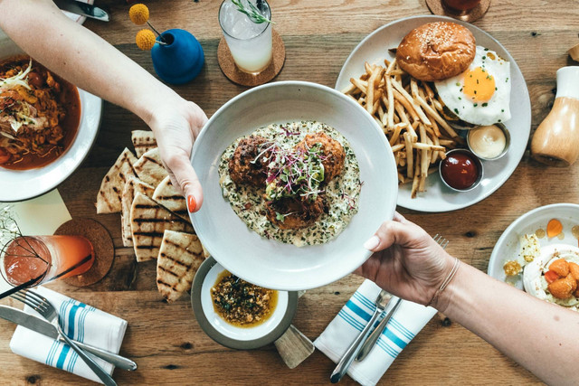 Cafe View Danau di Jakarta. Foto hanya ilustrasi, bukan tempat sebenarnya. Sumber: Unsplash/Spencer Davis