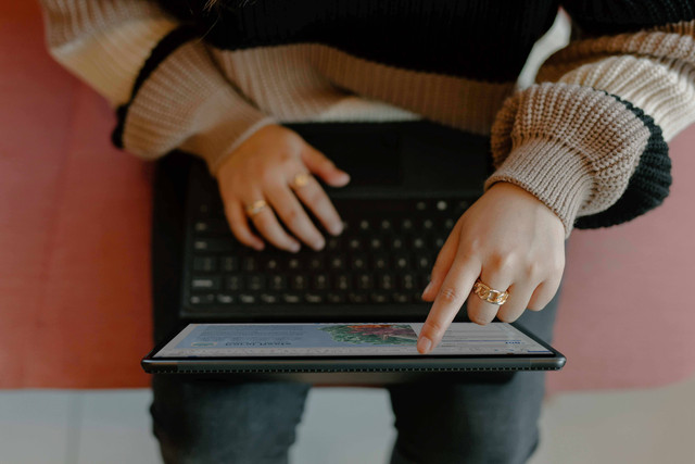 Ilustrasi laptop touchscreen murah. Foto: unsplash