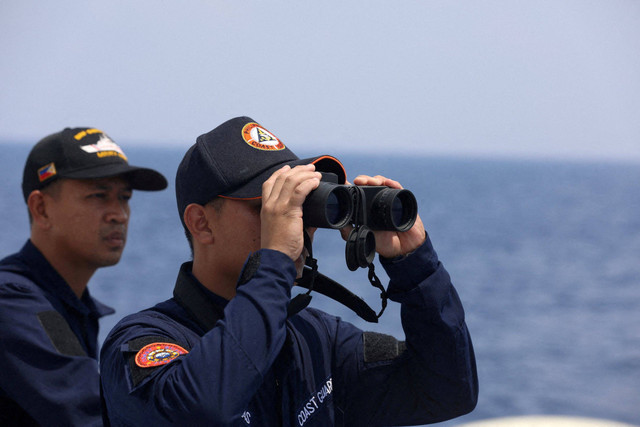 Penjaga Pantai Filipina melakukan misi pasokan untuk pasukan Filipina yang ditempatkan di kapal perang yang mendarat di Laut Cina Selatan, pada 4 Oktober 2023. Foto: Adrian Portugal/REUTERS