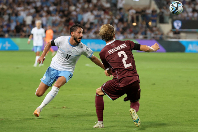 Pemain Timnas Israel Sagiv Jehezkel (kiri). Foto: JACK GUEZ / AFP