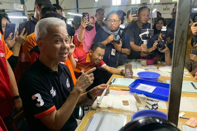 Capres nomor urut 03 Ganjar Pranowo berdialog saat kunjungi pabrik bulu mata di Purbalingga, Jateng, Senin (15/1/2024). Foto: Paulina Herasmaranindar/kumparan