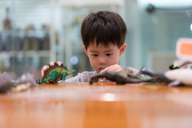 Ilustrasi anak suka dinosaurus. Foto: No-Te Eksarunchai/Shutterstock