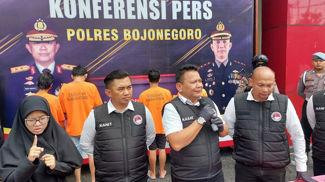 Kasat Reskoba Polres Bojonegoro AKP Eko Suwanto, saat menggelar konferensi pers di Mapolres Bojonegoro. Senin (15/01/2024). (Aset: Imam Nurcahyo/beritabojonegoro)