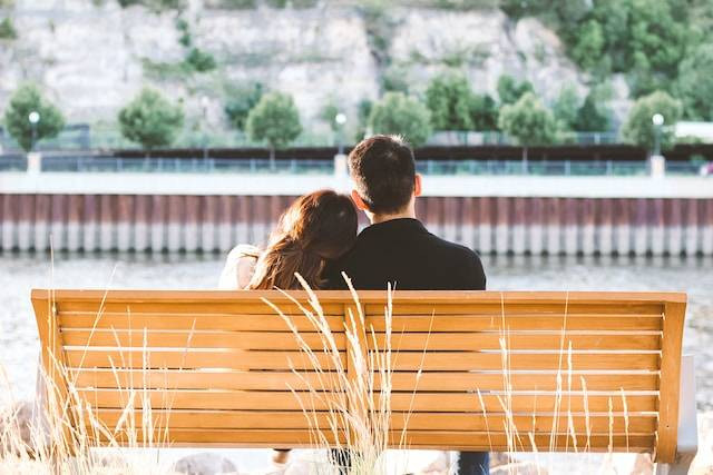 Ilustrasi contoh feminine energy dalam hubungan. Foto: Nong/Unsplash