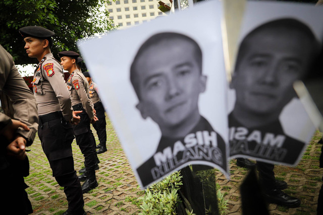Poster bergambar Harun Masiku ditempel saat peserta aksi dari Indonesia Corruption Watch (ICW) melakukan aksi teatrikal di depan Gedung KPK, Jakarta, Senin (15/1/2024). Foto: Iqbal Firdaus/kumparan