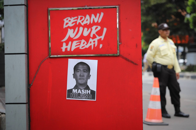 Poster bergambar Harun Masiku ditempel saat peserta aksi dari Indonesia Corruption Watch (ICW) melakukan aksi teatrikal di depan Gedung KPK, Jakarta, Senin (15/1/2024). Foto: Iqbal Firdaus/kumparan