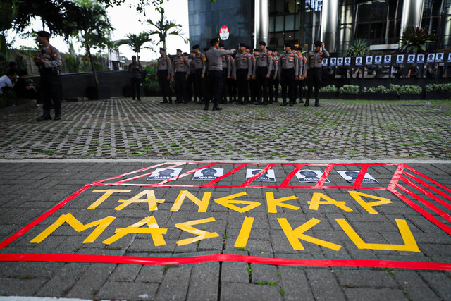Peserta aksi dari Indonesia Corruption Watch (ICW) melakukan aksi teatrikal di depan Gedung KPK, Jakarta, Senin (15/1/2024). Foto: Iqbal Firdaus/kumparan