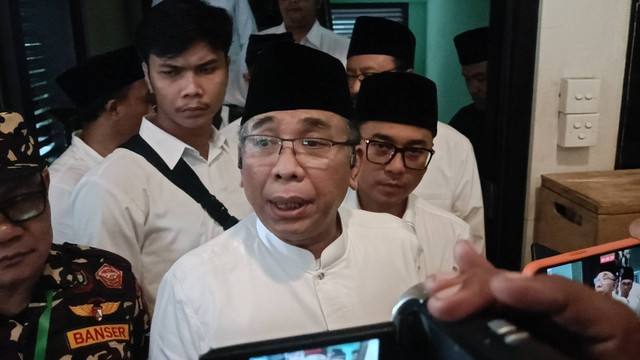 Ketua Umum PBNU KH Yahya Cholil Staquf atau Gus Yahya di Kantor PWNU Jatim, Surabaya, Senin (15/1/2024). Foto: Farusma Okta Verdian/kumparan