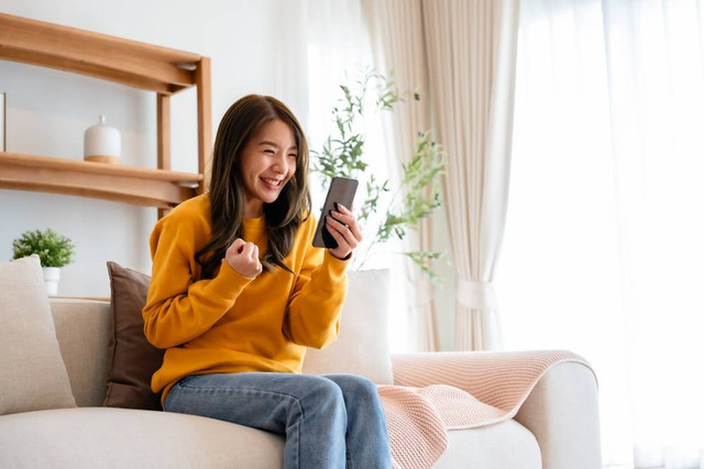 Ilustrasi belanja online dengan bertabur promo. Foto: Monster Ztudio/Shutterstock