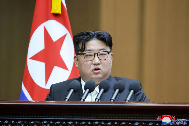 Pemimpin Korea Utara Kim Jong-un menghadiri Sesi ke-10 Majelis Rakyat Tertinggi Republik Rakyat Demokratik Korea ke-14, di Aula Majelis Mansudae, di Pyongyang, Korea Utara, Senin (15/1/2024). Foto: KCNA via REUTERS