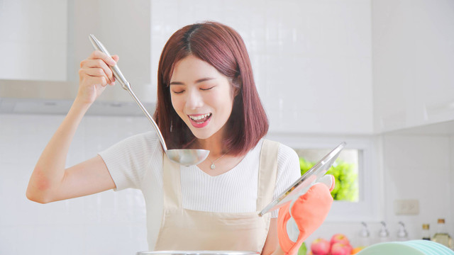 Ilustrasi ibu memasak untuk keluarga. Foto: aslysun/Shutterstock