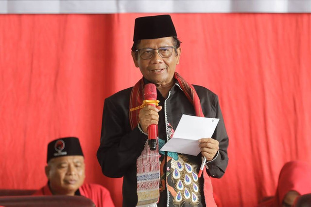 Cawapres 03 Mahfud MD bertemu tokoh masyarakat hingga petani di Pondok Santai Pangkalan Bandan, Langkat, Sumut, Senin (15/1). Foto: Dok. Istimewa