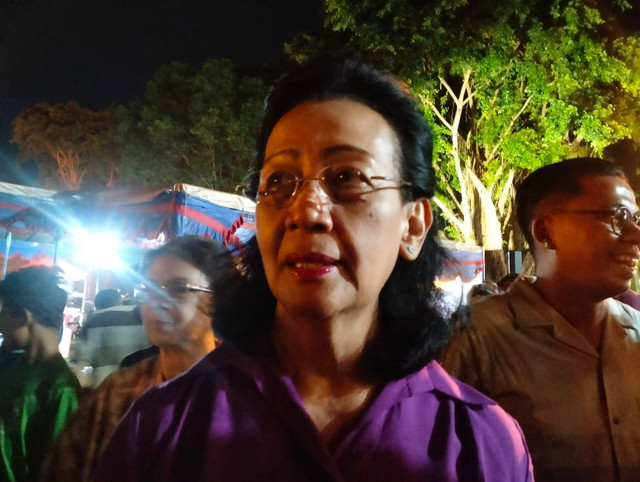 Istri Gubernur DIY, GKR Hemas di sela nonton bareng (nobar) laga perdana Timnas Indonesia melawan Irak di Piala Asia 2023. Foto: M Wulan/Tugu Jogja