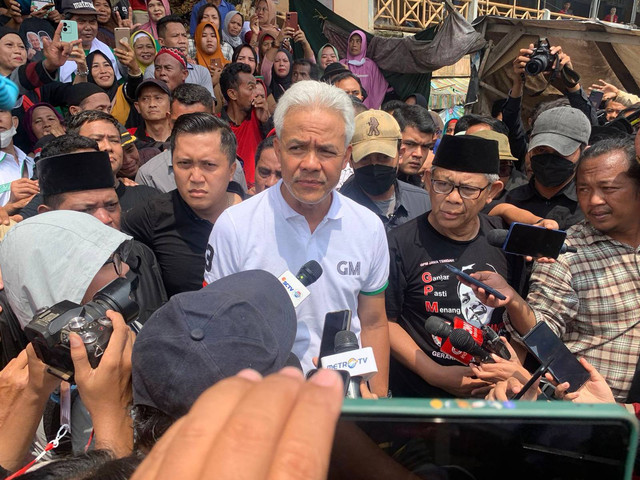 Capres 03 Ganjar Pranowo di Pasar Kajen, Pekalongan, Jawa Tengah. Foto: Paulina Herasmaranindar/kumparan