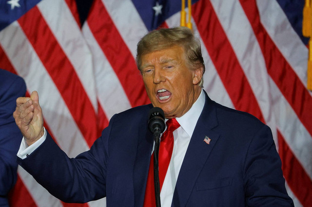 Kandidat presiden dari Partai Republik dan mantan Presiden AS Donald Trump berbicara pada kontes perdana kandidat presiden dari Partai Republik yang digelar di Des Moines, Iowa, AS, Senin (15/1/2024). Foto: Brian Snyder/REUTERS