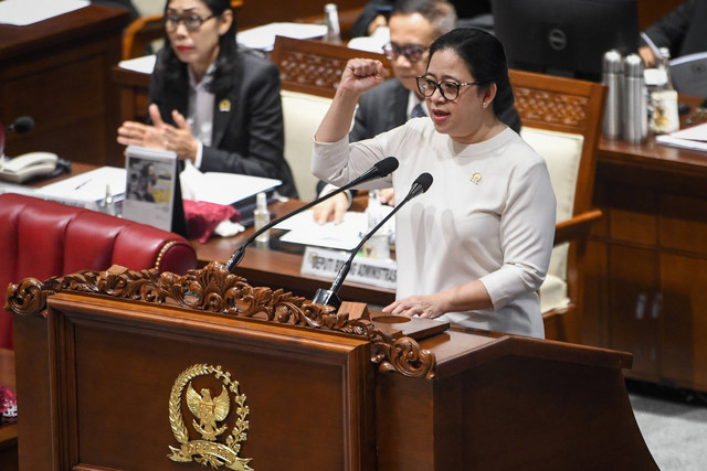 Ketua DPR Puan Maharani menyampaikan pidato dalam rapat paripurna pembukaan masa persidangan III tahun 2023-2024 di kompleks Parlemen, Senayan, Jakarta, Selasa (16/1/2024). Foto: Aditya Pradana Putra/ANTARA FOTO