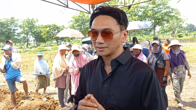 Anji usai pemakaman sang ayah di TPU Mangun Jaya, Tambun, Jawa Barat, Selasa (16/1/2024). Foto: Giovanni/kumparan