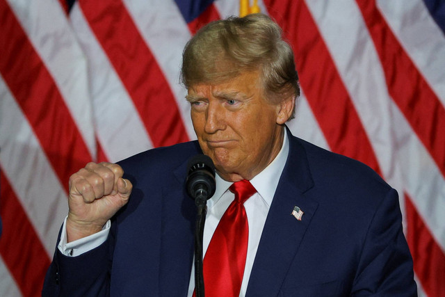 Kandidat presiden dari Partai Republik dan mantan Presiden AS Donald Trump berbicara pada kontes perdana kandidat presiden dari Partai Republik yang digelar di Des Moines, Iowa, AS, Senin (15/1/2024), Foto: Brian Snyder/REUTERS