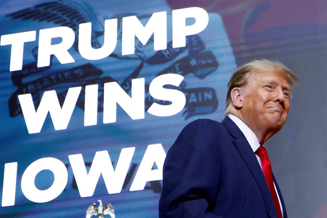 Kandidat presiden dari Partai Republik dan mantan Presiden AS Donald Trump berjalan menuju panggung pada kontes perdana kandidat presiden dari Partai Republik yang digelar di Des Moines, Iowa, AS, Senin (15/1/2024), Foto: Evelyn Hockstein/REUTERS