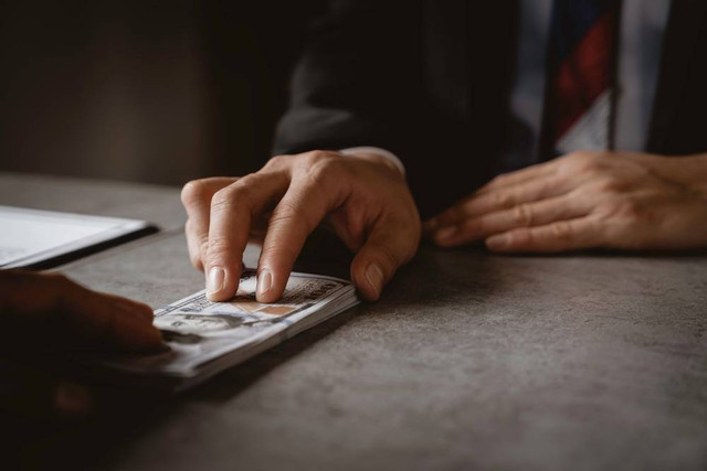 Ilustrasi pemberian uang. Foto: CrizzyStudio/Shutterstock