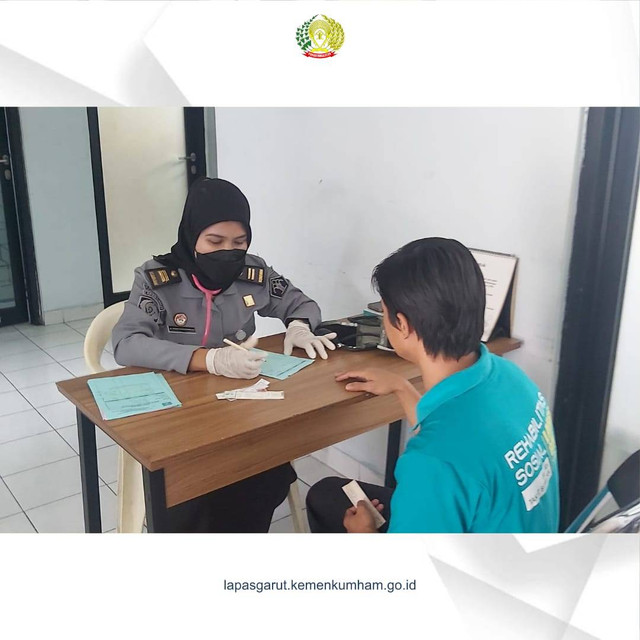 dr. Atikah sedang melakukan pemeriksaan kepada salah satu Warga Binaan Pemasyarakatan di Lapas Garut.