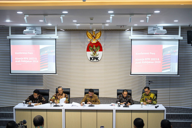 (Kiri-kanan) Wakil Ketua KPK Johanis Tanak, Alexander Marwata, Ketua KPK Nawawi Pomolango, Wakil Ketua KPK Nurul Ghufron dan Juru Bicara KPK Ali Fikri di Konferensi Pers Kinerja 2023 dan Arah Kebijakan 2024, di Gedung Merah Putih KPK, Jakarta. Foto: Iqbal Firdaus/kumparan