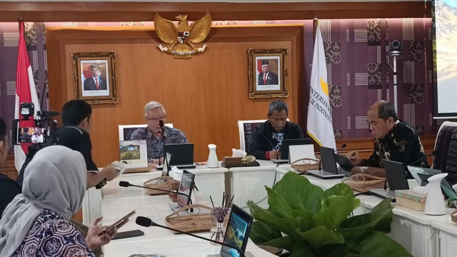 Staf Khusus Mensos Suhadi Lili dan Kepala Pusdatin Kementerian Sosial RI Agus Zainal Arifin memberikan keterangan pers terkait dugaan suap SAP di kantor Kementerian Sosial RI, Jakarta Pusat, Selasa (16/1/2024). Foto: Fadlan Nuril Fahmi/kumparan