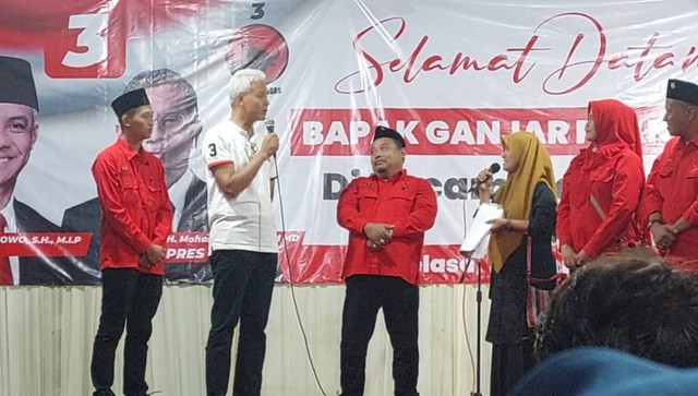 Capres nomor urut 03 Ganjar Pranowo menemui himpunan guru PAUD di kawasan Agro Wisata Selopajang Timur di Kecamatan Blado, Kabupaten Batang, Jawa Tengah pada Selasa (16/1/2024). Foto: Paulina Herasmaranindar/kumparan