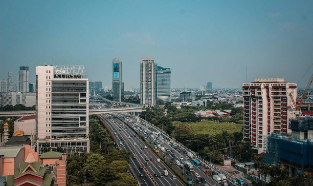 Ilustrasi Tuliskan Tiga Contoh Pembangunan Nasional yang Ada di Sekitarmu. Sumber Unsplash/Fiqih Alfarish