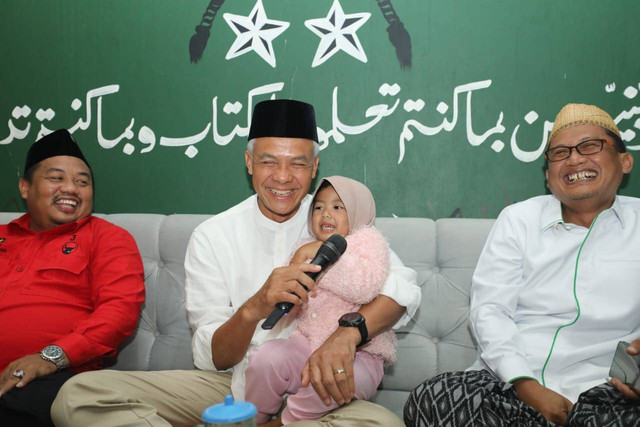 Capres 03, Ganjar Pranowo, sowan ke Gus Abu Khoir di Klawen, Desa Deles, Kecamatan Bawang, Kabupaten Batang, Jawa Tengah, Selasa (16/1/2023). Foto: Dok. Istimewa